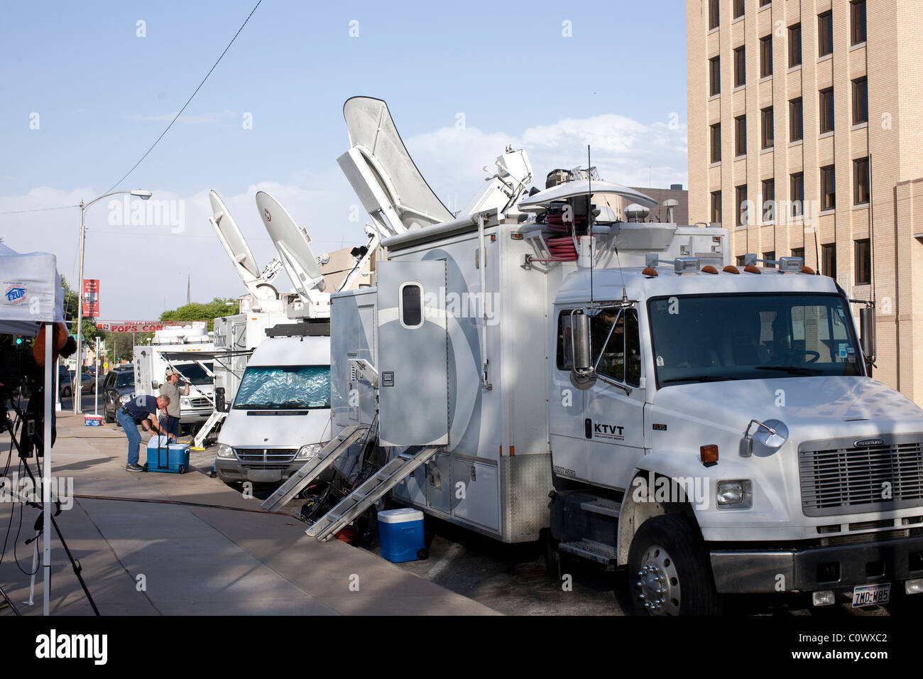 Tv satellite trucks hires stock photography and images Alamy
