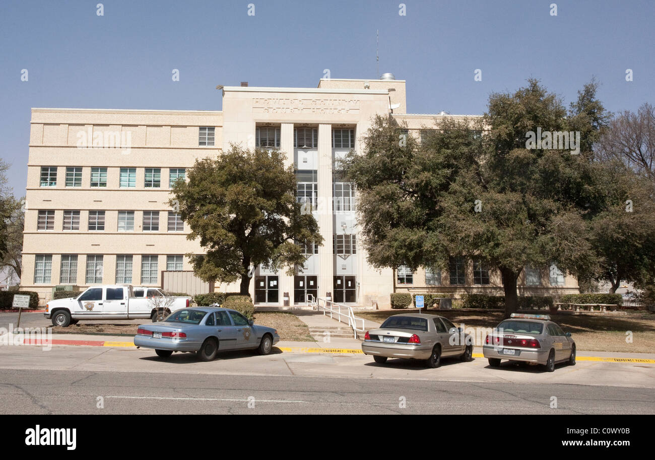 EXterior of Howard County Courthouse in Big Spring, Texas, build in the Art Deco style in 1953