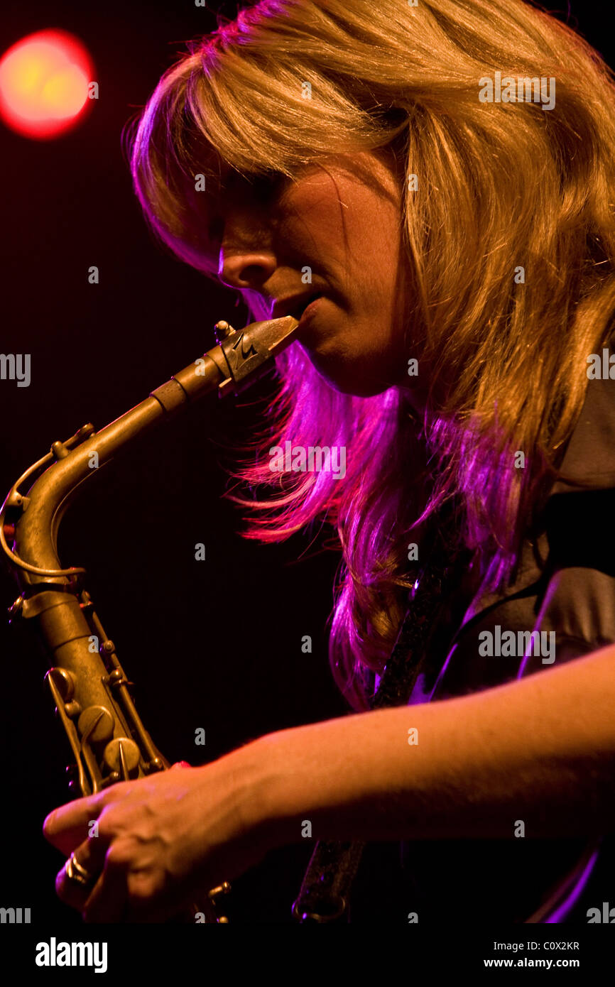 Live sax hi-res stock photography and images - Page 12 - Alamy