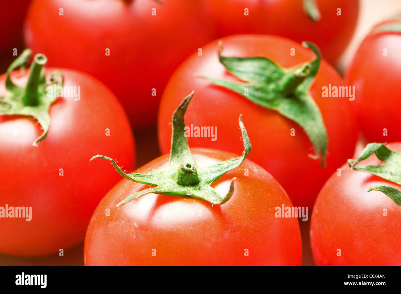 Red tomatoes arranged at the market stand Stock Photo - Alamy