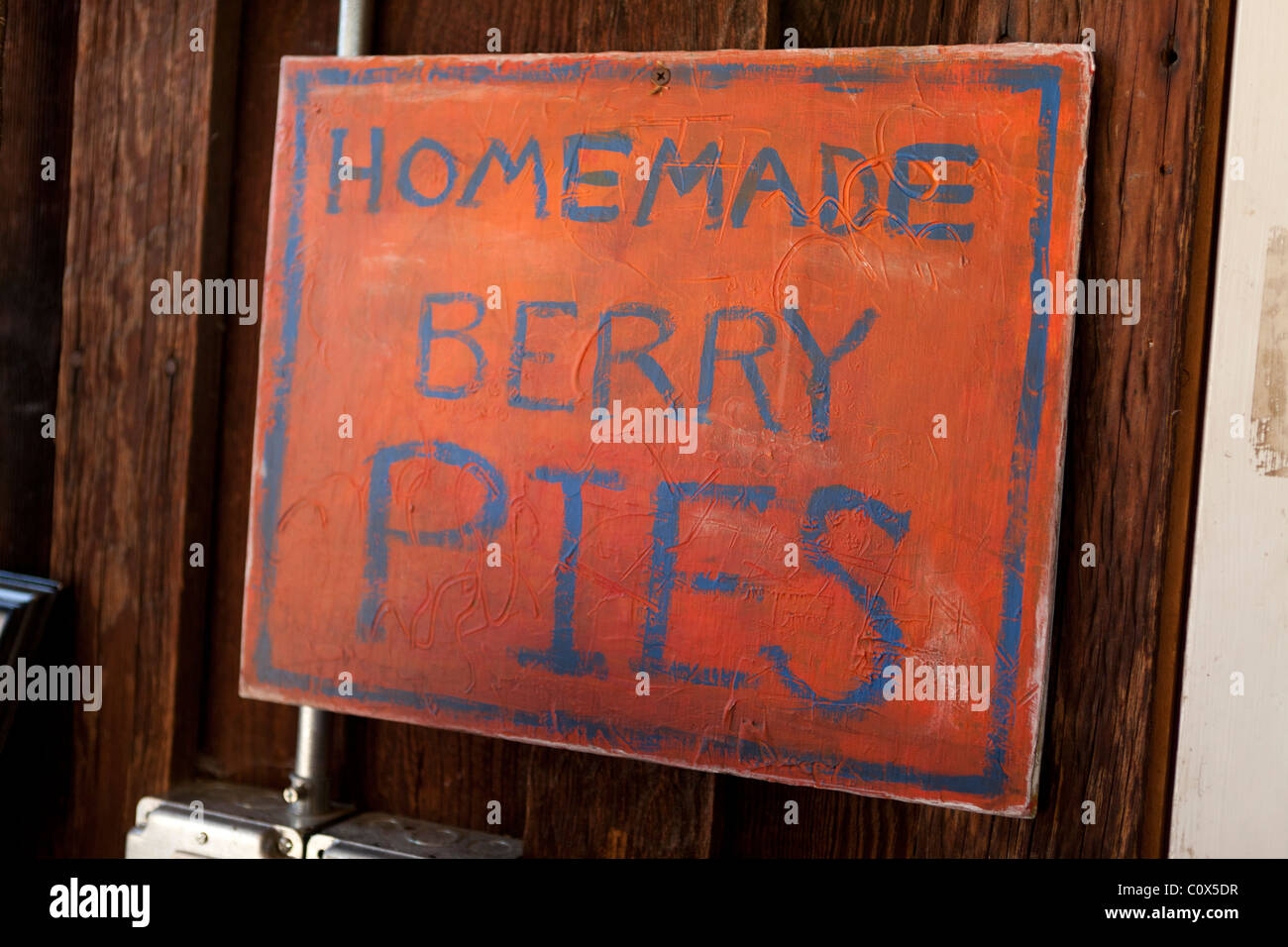 Hand-painted sign reading 'Homemade Berry Pies' on wooden wall. Applegate Valley, Oregon.  Pennington Farms. Stock Photo