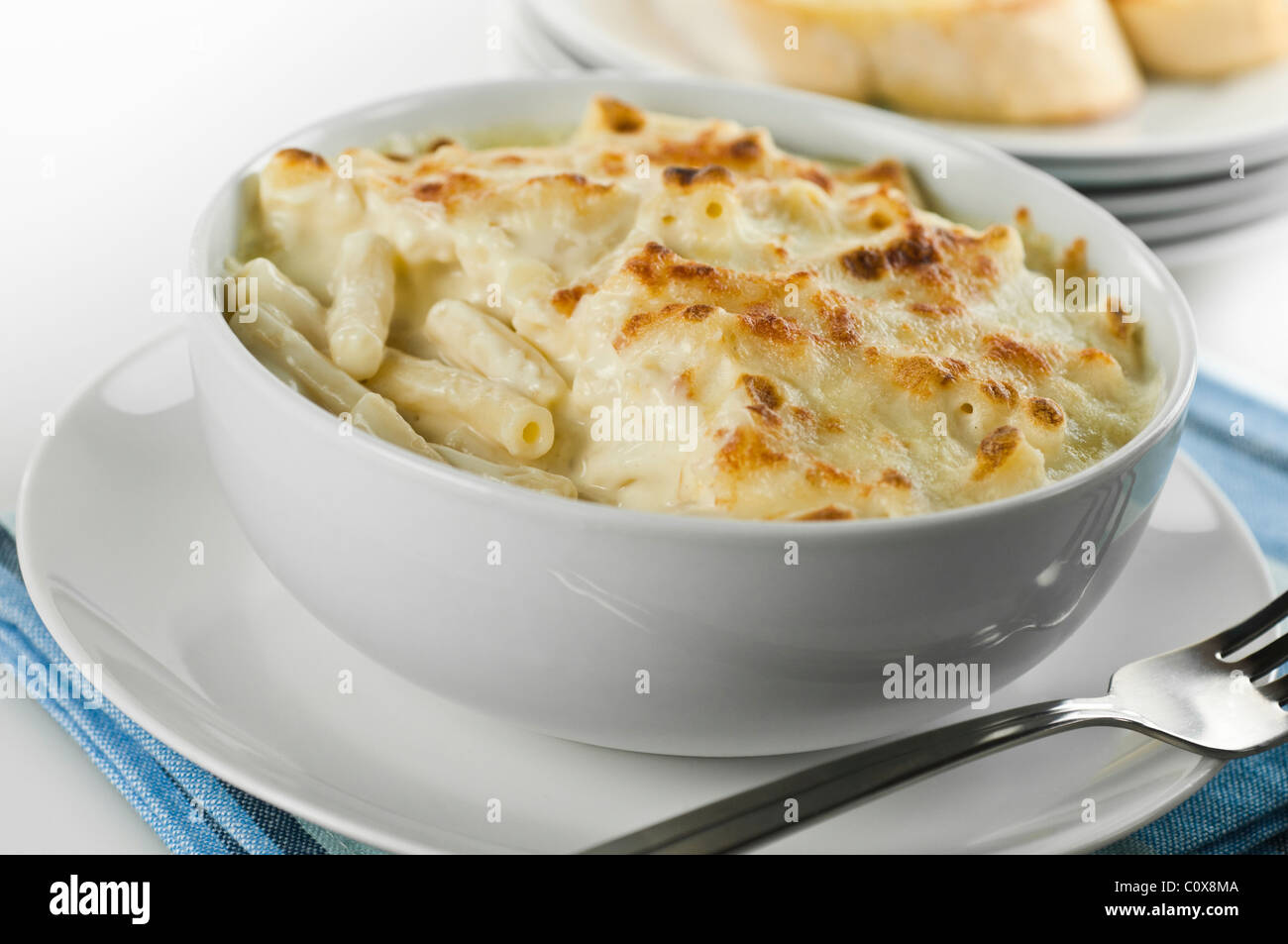 Macaroni cheese with garlic bread Stock Photo Alamy