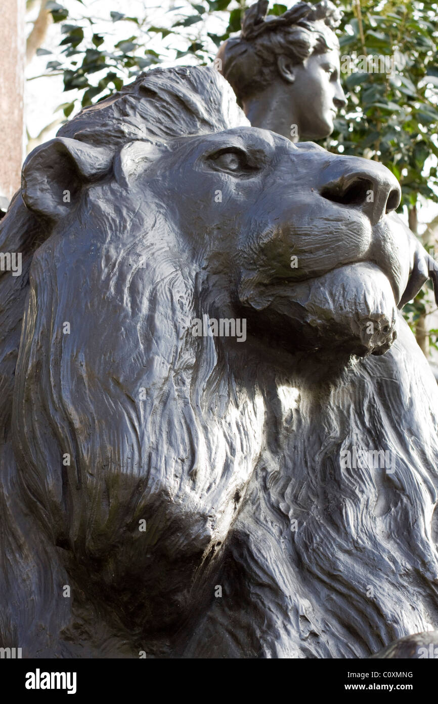 Lion of england bronze statue hi-res stock photography and images - Alamy