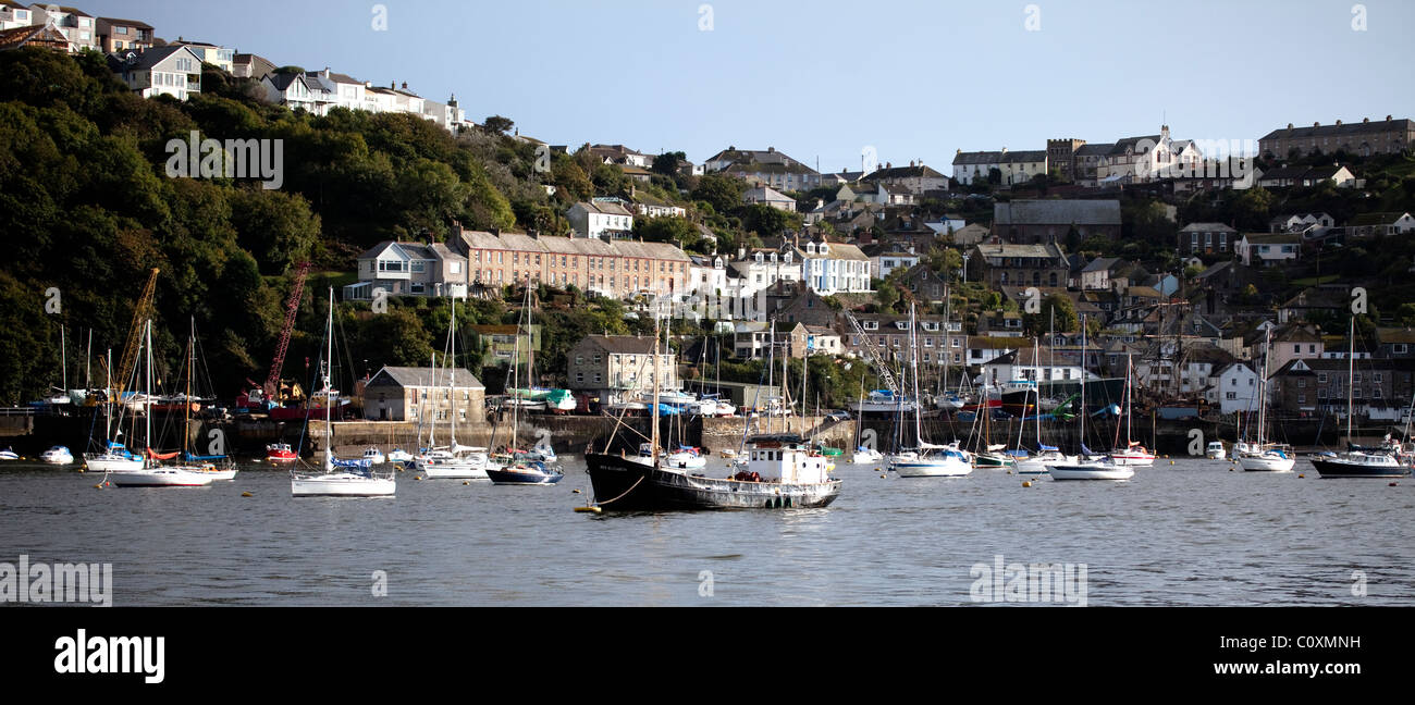 Cottages in Cornwall set on the hillside with the river below Stock Photo