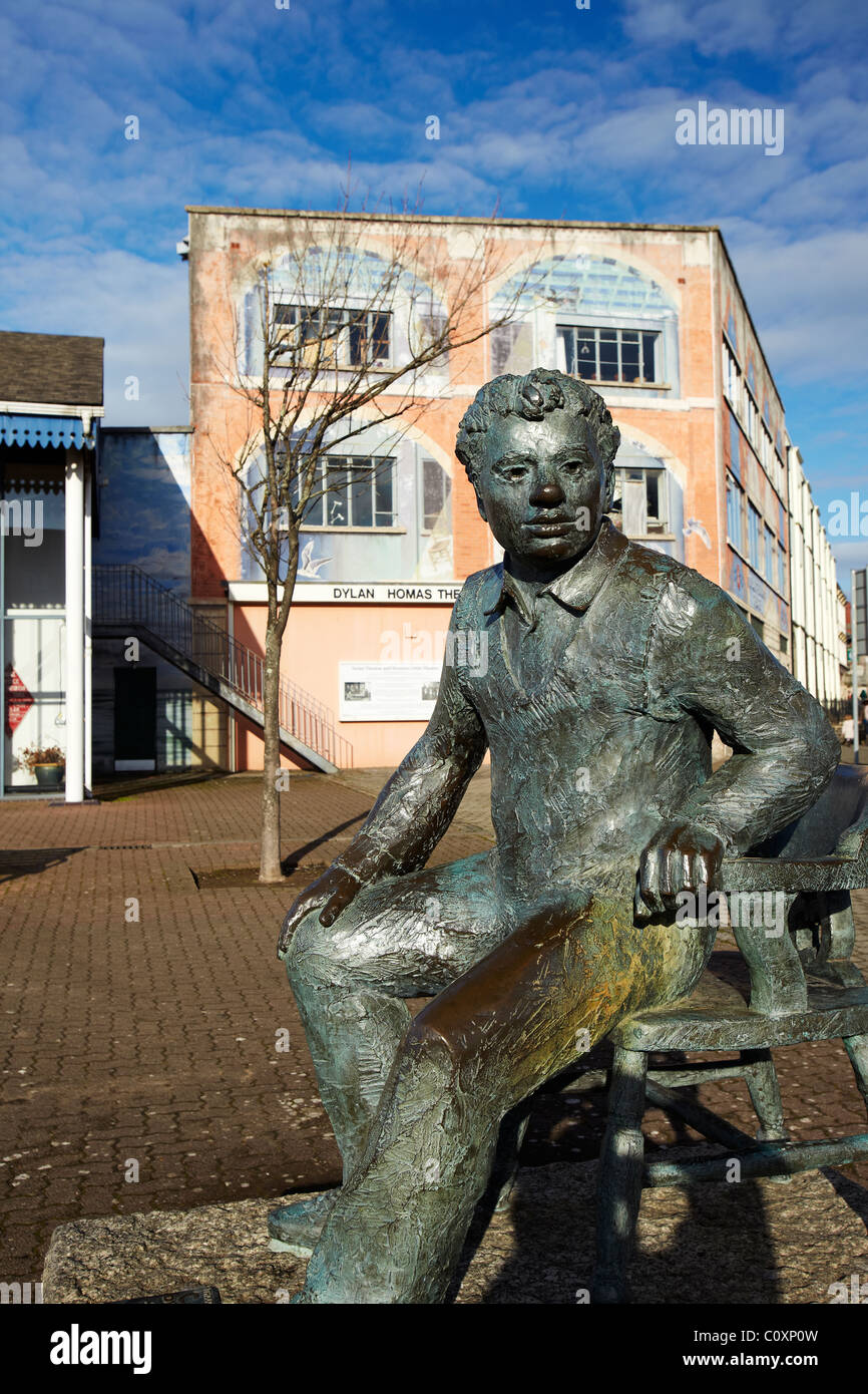 Statue of Dylan Thomas, outside the Dylan Thomas Theatre, Swansea ...