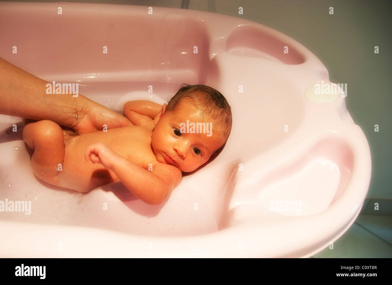 how to wash a newborn baby girl