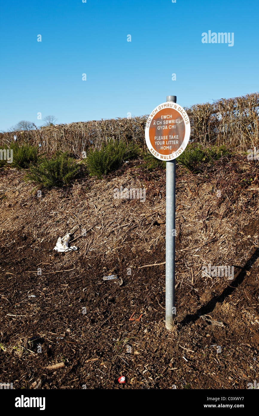 Litter and (don't litter sign), Pembroke, West Wales, UK Stock Photo