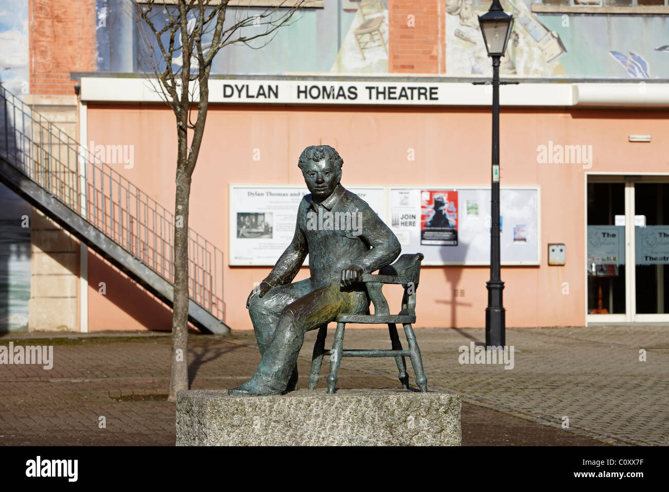 Statue of Dylan Thomas, outside the Dylan Thomas Theatre, Swansea ...