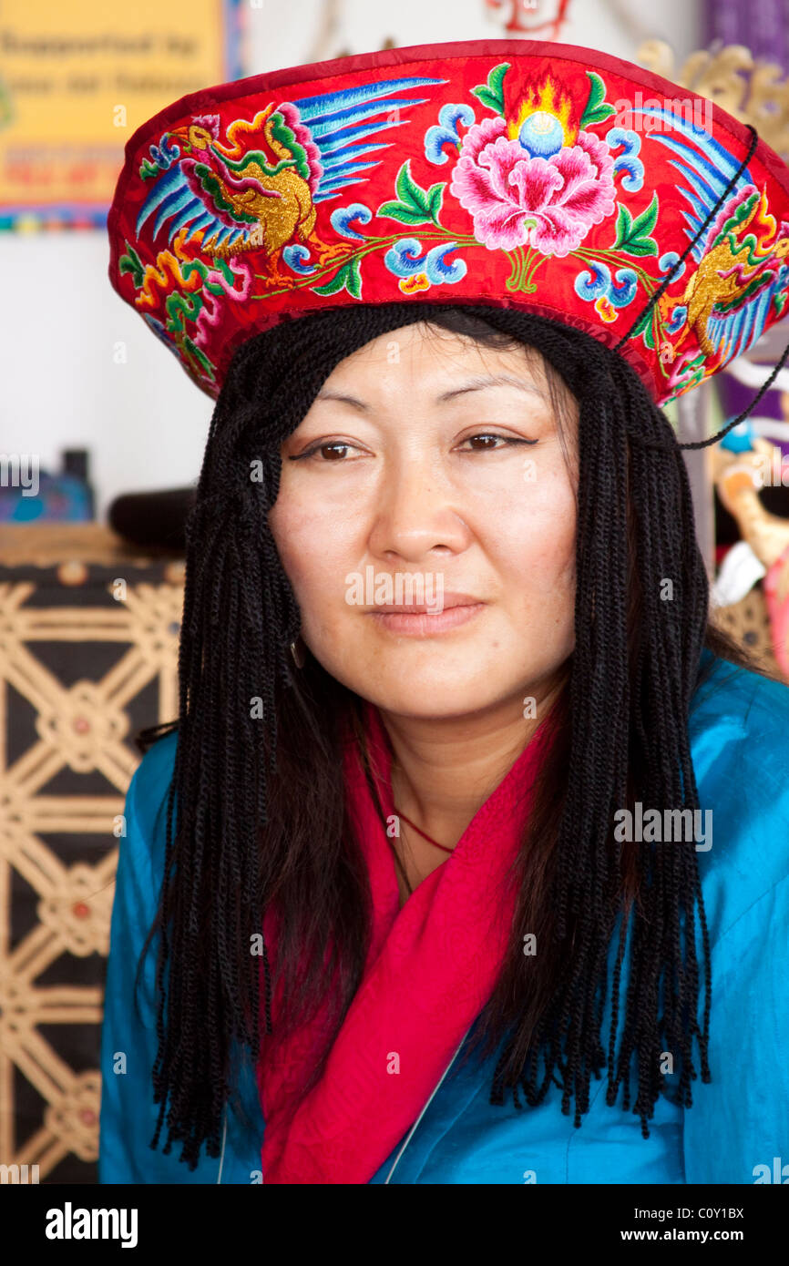 Traditional costume of asia hires stock photography and images Alamy