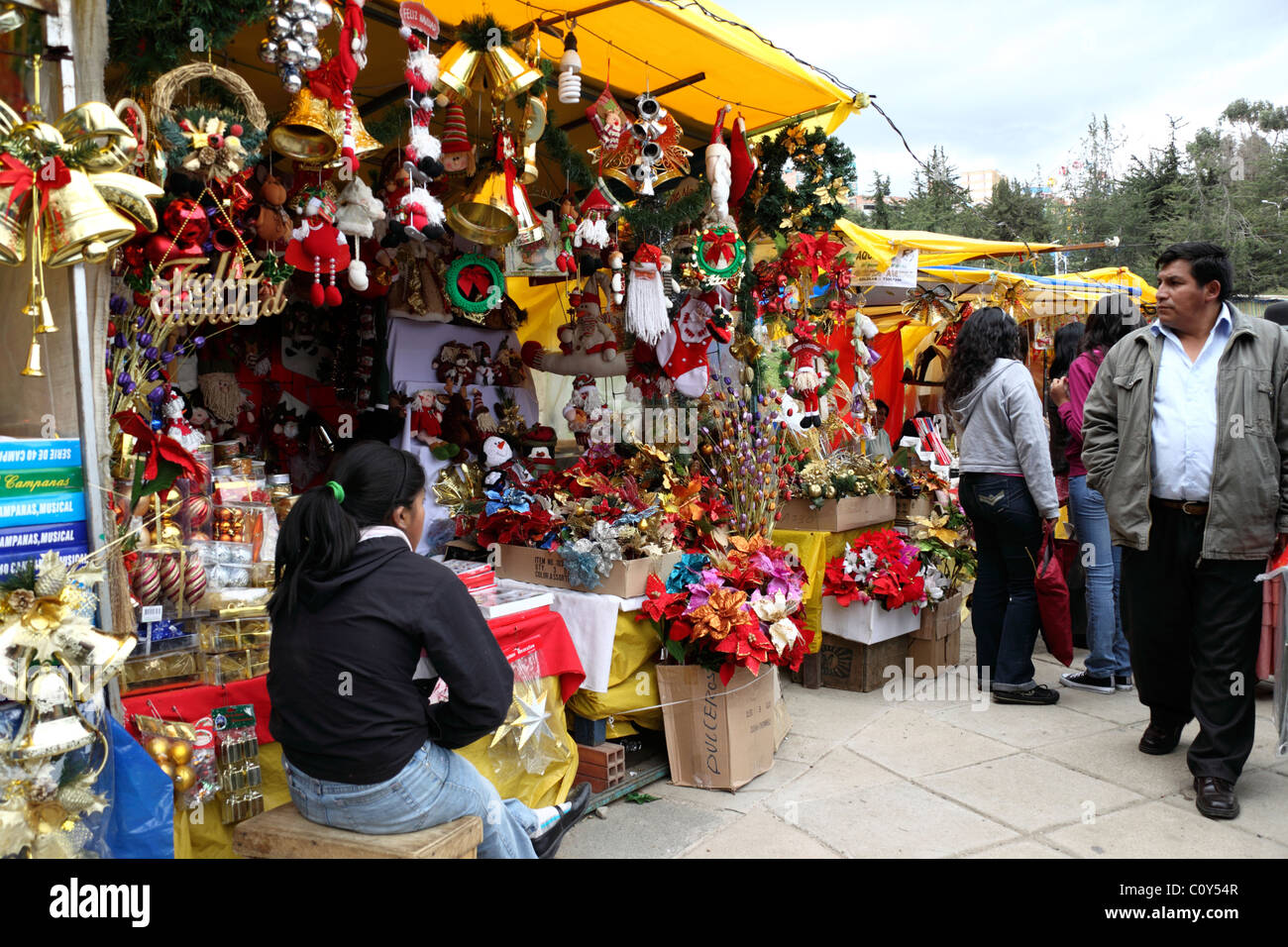 Shopping in a Christmas market in the Parque Urbano Central, La Paz, Bolivia Stock Photo