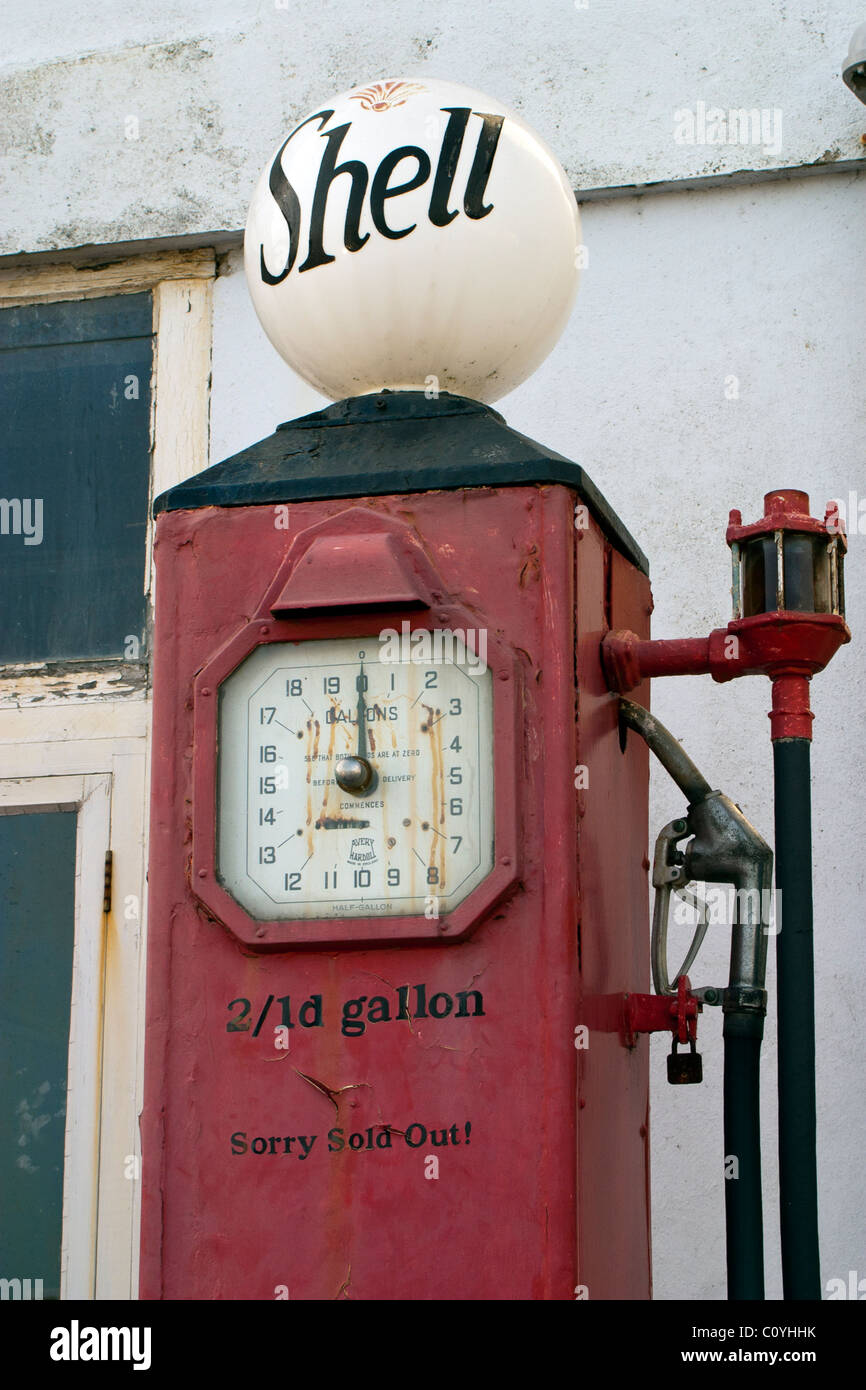 Old disused Shell petrol pump, 2 shillings, 1 penny per gallon, sold out Stock Photo