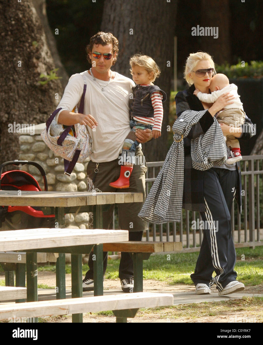 Gavin Rossdale and Gwen Stefani take baby Zuma and Kingston to the park(02)