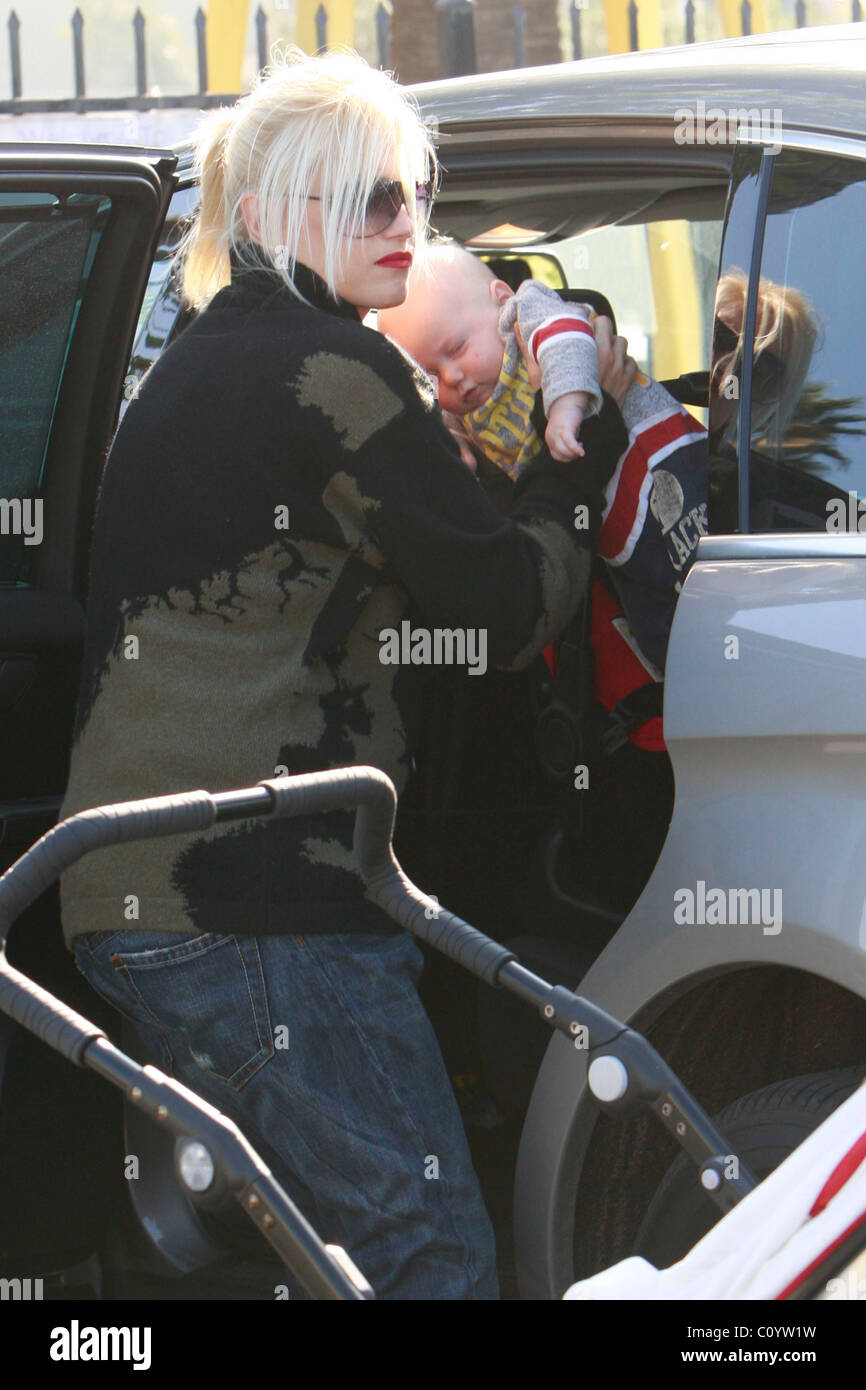 Gwen Stefani Shopping With Her Husband And Son Zuma Rossdale At 