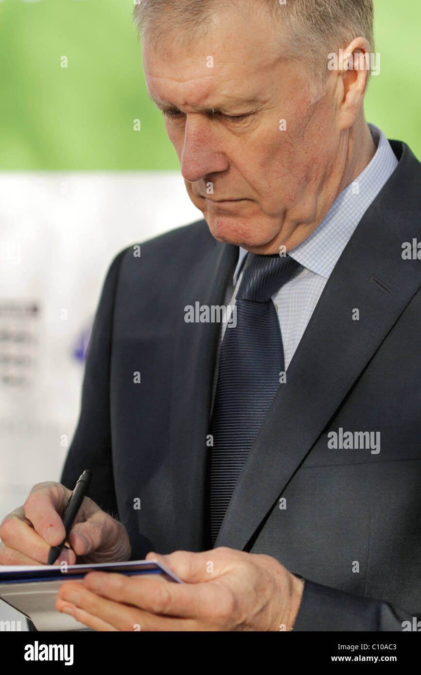Sir Geoff Hurst MBE signing autograph Stock Photo