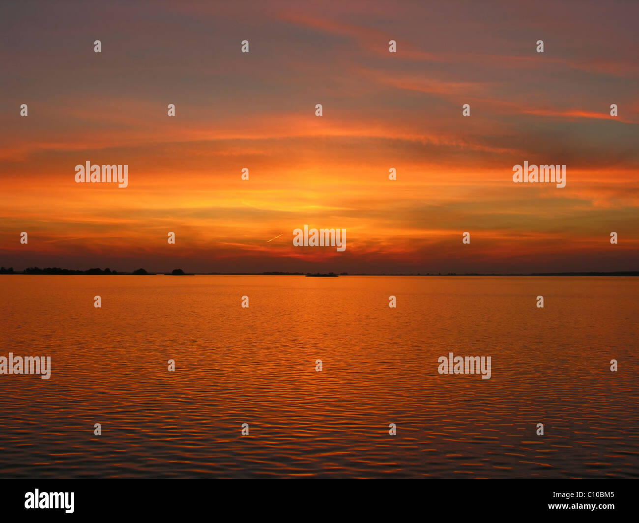 Golden sunset sun sunlight hi-res stock photography and images - Alamy