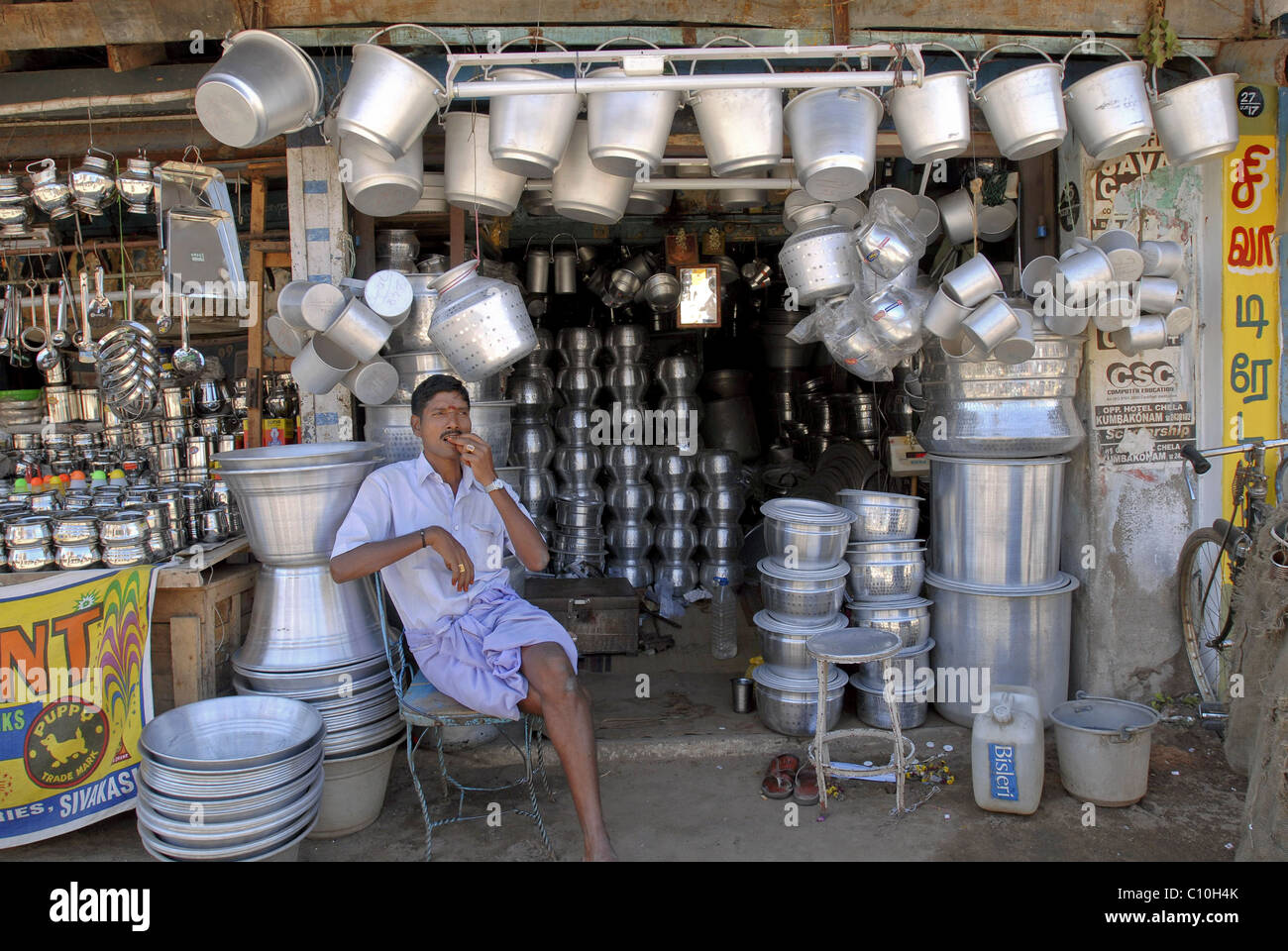 A VESSEL SHOP IN KUMBAKONAM TAMILNADU Stock Photo Alamy
