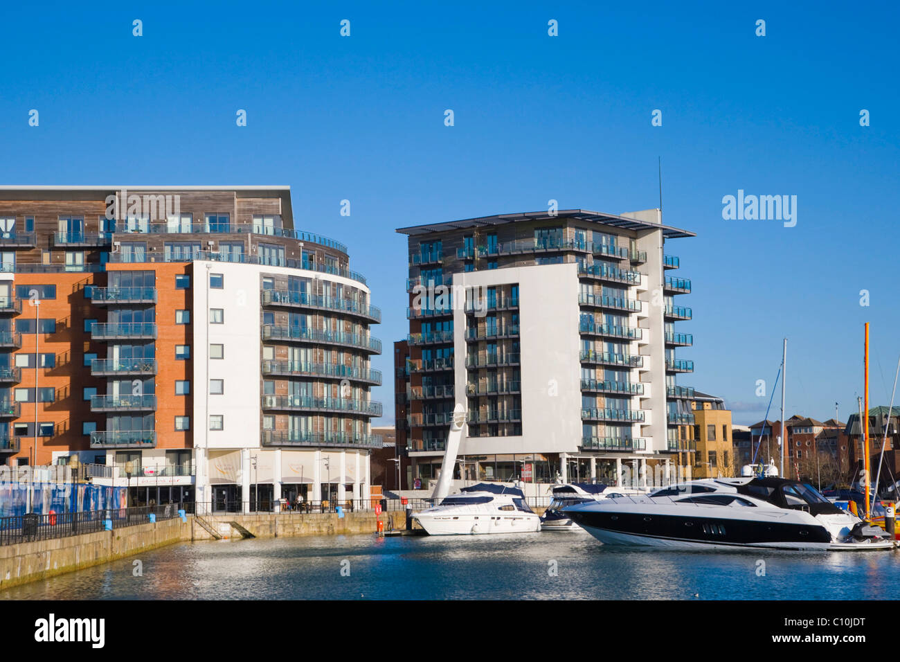 Admirals Quay Luxury Apartments At Ocean Village Marina - 