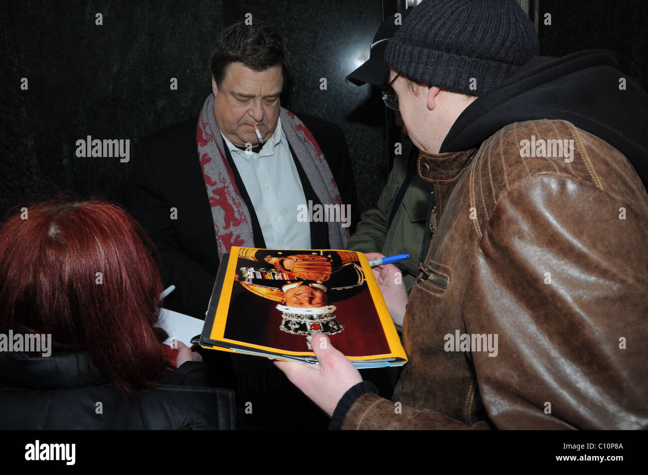 John Goodman signing autographs while smoking a cigarette outside Regent  Hotel Berlin, Germany - 08.02.09 Stock Photo