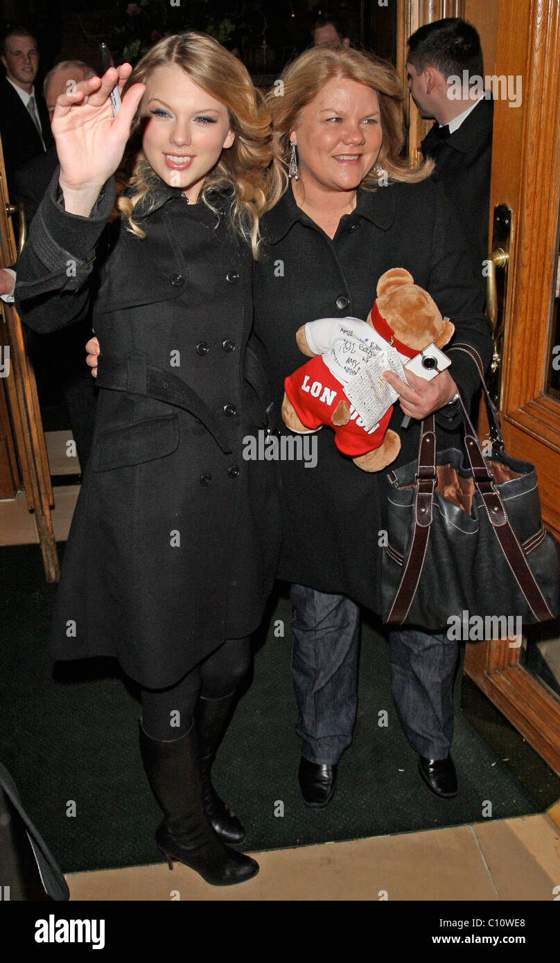 Taylor Swift arriving at her hotel with her mother London, England - 15
