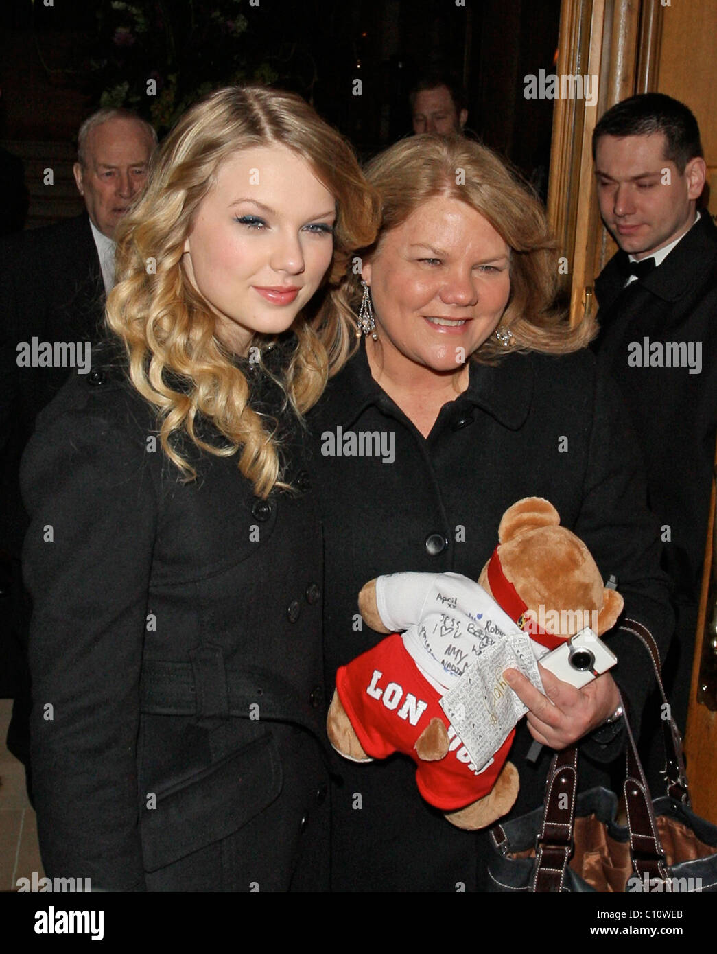 Taylor Swift arriving at her hotel with her mother London, England - 15