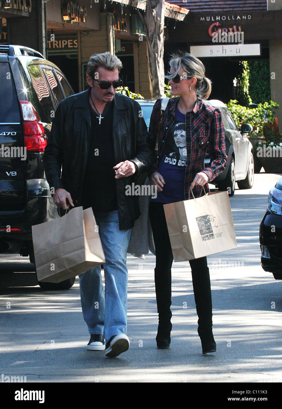 Johnny Hallyday and wife Laeticia Boudou shop for children's clothes at the  Beverly Glen Center in Bel Air Los Angeles Stock Photo - Alamy
