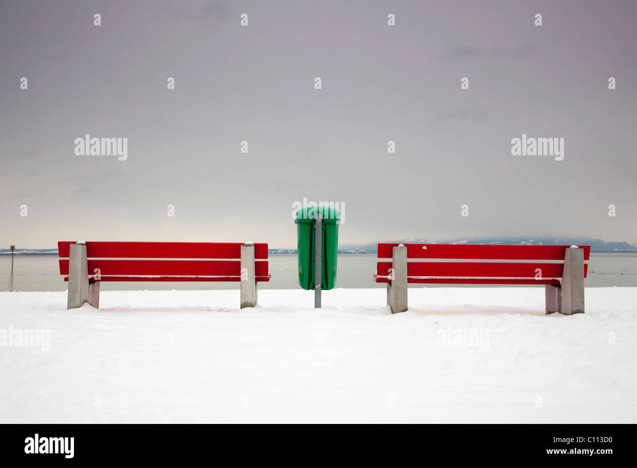 Bench with trash can in Arbon on the snowy Lake Constance, Switzerland,  Europe Stock Photo - Alamy