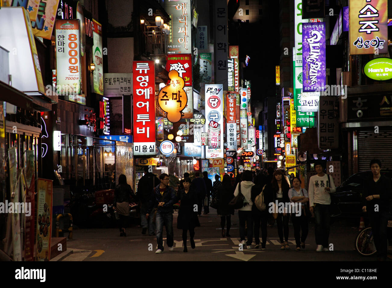 Young Koreans during an evening stroll in the entertainment district of Seoul, South Korea, Asia Stock Photo