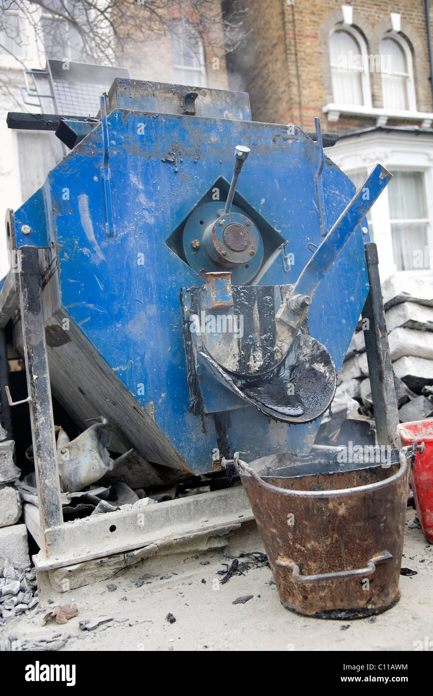 Hot tar bucket hires stock photography and images Alamy