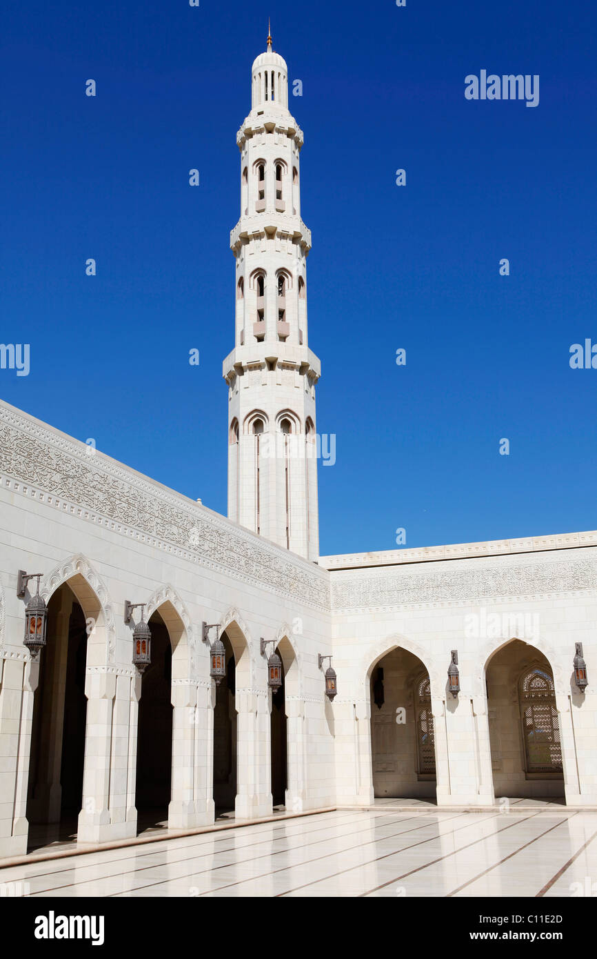 The minaret and courtyard at the Sultan Qaboos Grand Mosque in Muscat, Oman. Stock Photo