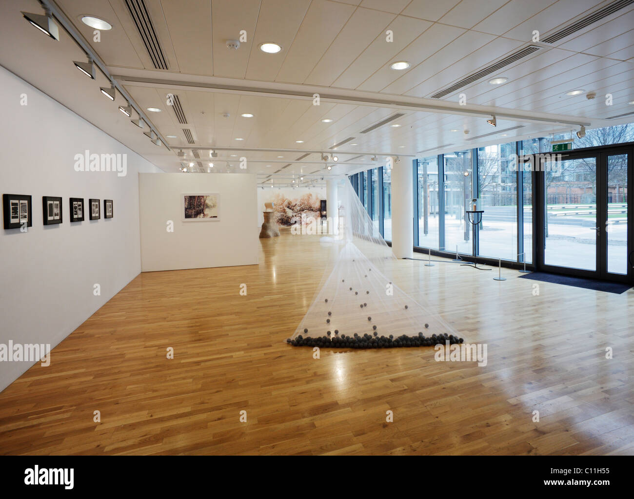 Inside art gallery hi-res stock photography and images - Alamy
