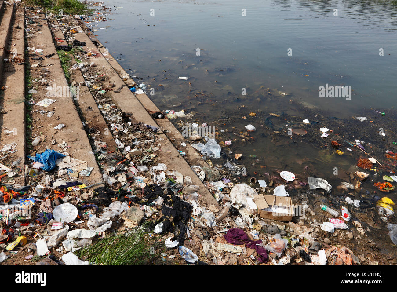 Garbage, dirty riverbank, Kapila, Kabini, Kabbani River, Nanjangud, Karnataka, South India, India, South Asia, Asia Stock Photo