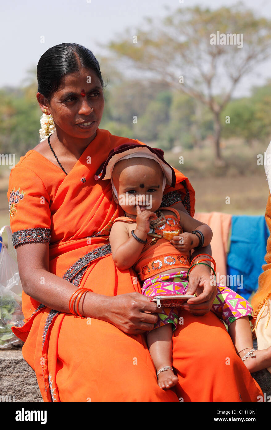 Native indian woman with her baby hi-res stock photography and images ...