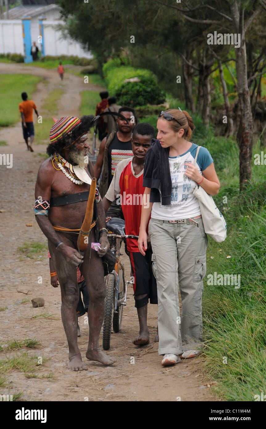 European talking with a Dani, Wamena, Irian Jaya or West Papua, New Guinea, Indonesia, Southeast Asia Stock Photo