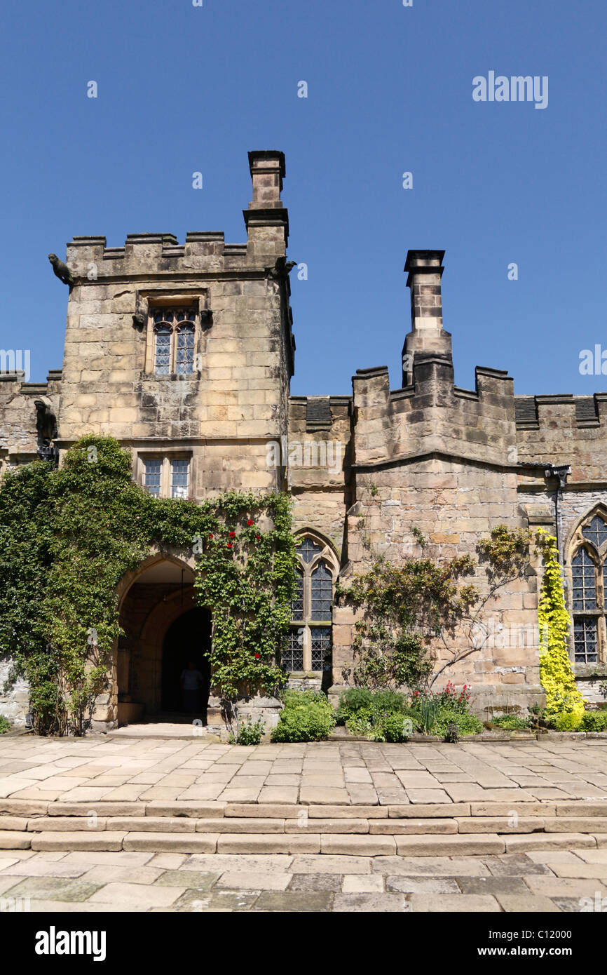 Medieval And Tudor House Haddon Hall Bakewell Derbyshire Uk Stock Photo