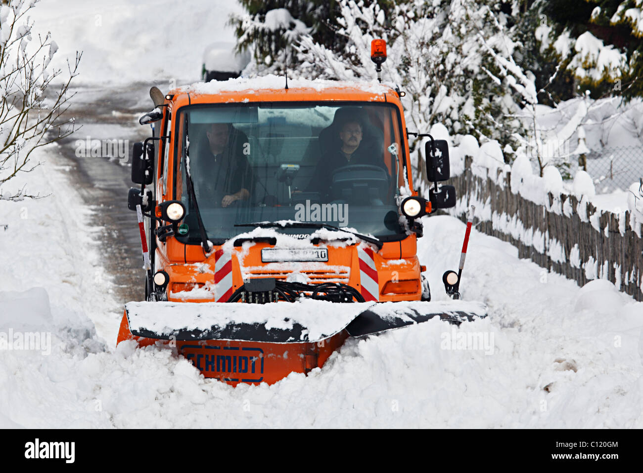 Snow removal in Russian: tank instead of bulldozer Snow removal in Russian: tank instead of bulldozer