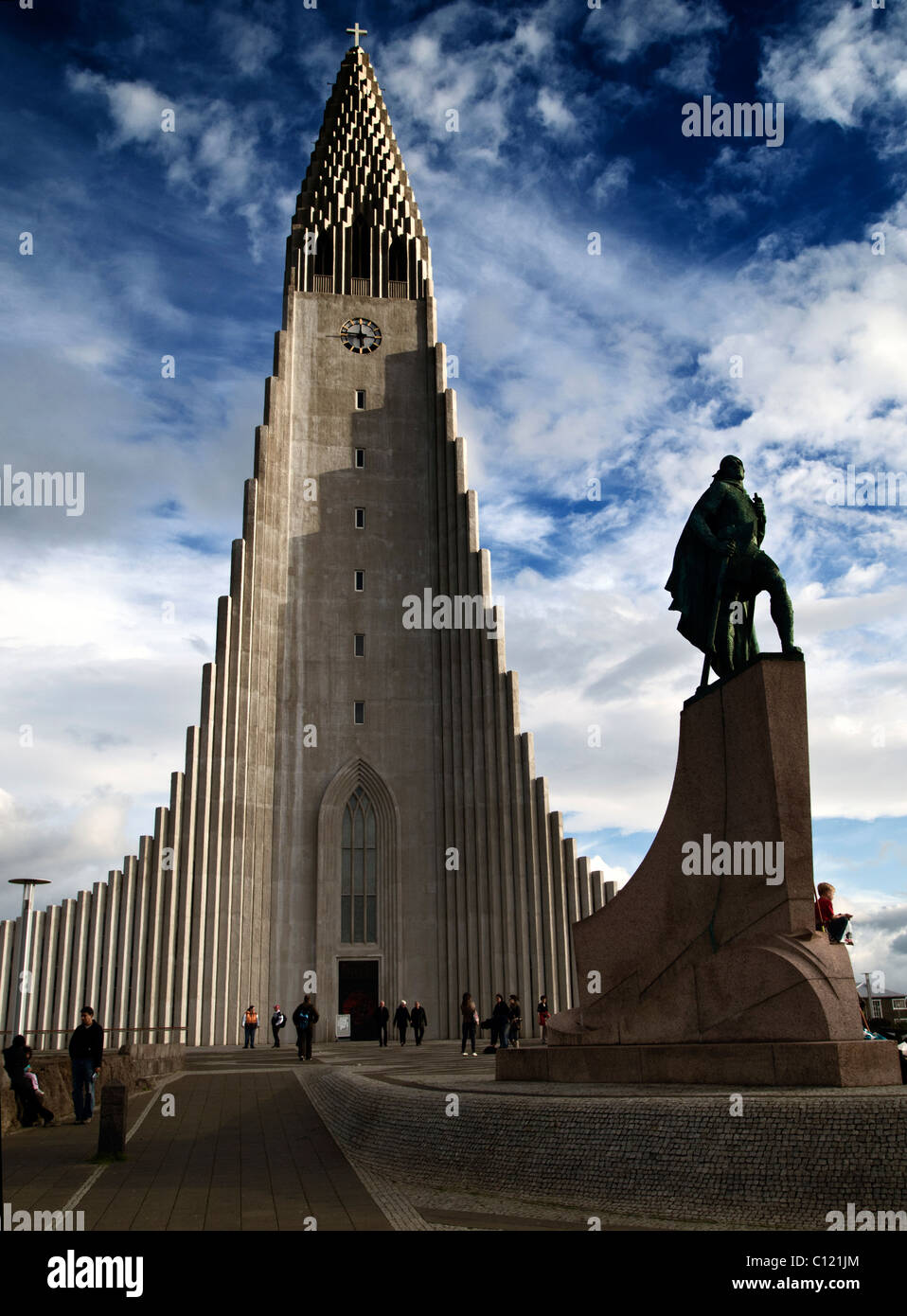 Statue of explorer Leif Ericson in front of the Hallgrímskirkja (Icelandic: 'church of Hallgrímur'), Reykjavik, Iceland Stock Photo