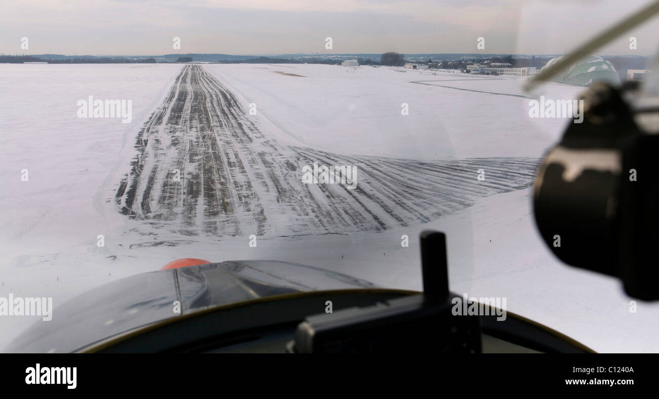 Aerial photo, motor sailer landing, cockpit, Essen Airport with snow-cleared runway, Essen, Ruhr Area, North Rhine-Westphalia Stock Photo