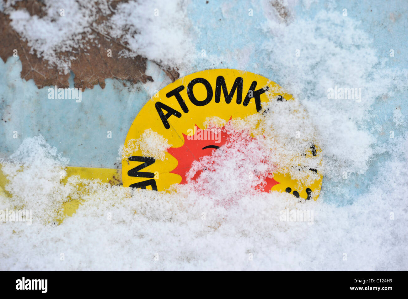 Snow-covered sticker, 'Atomkraft, Nein Danke' nuclear power No thanks Stock Photo