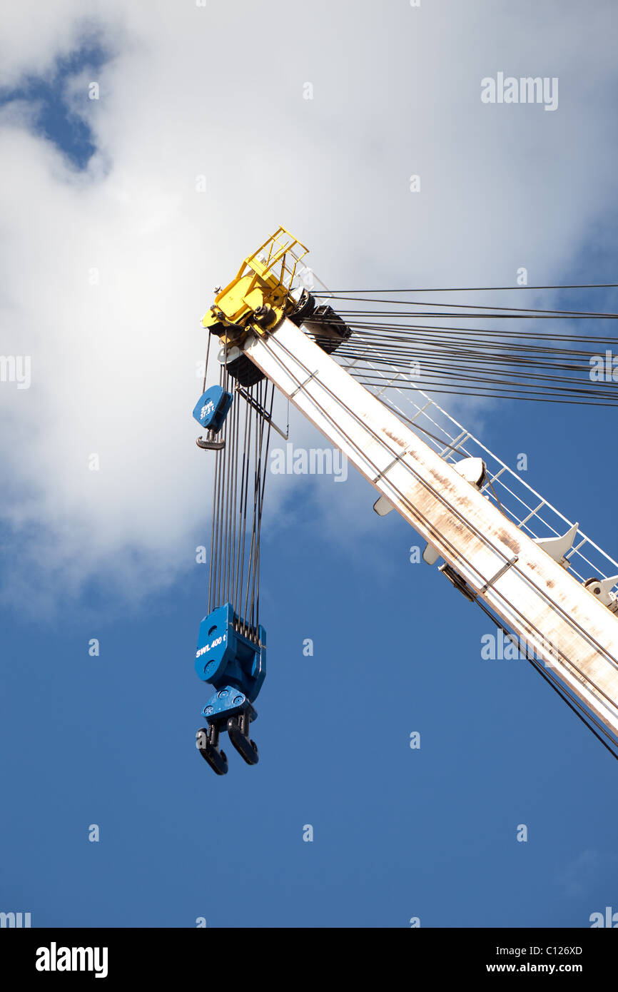 Specialized gantry Cranes on the "heavy lift vessel" Happy Ranger
