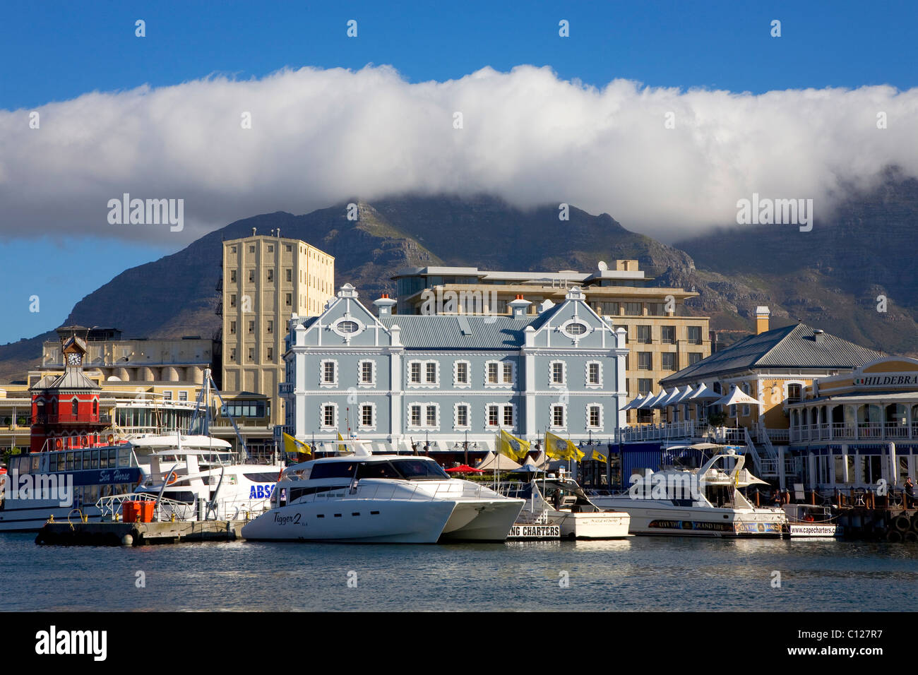 V & A Waterfront, harbor, cloud above Table Mountain, called tablecloth