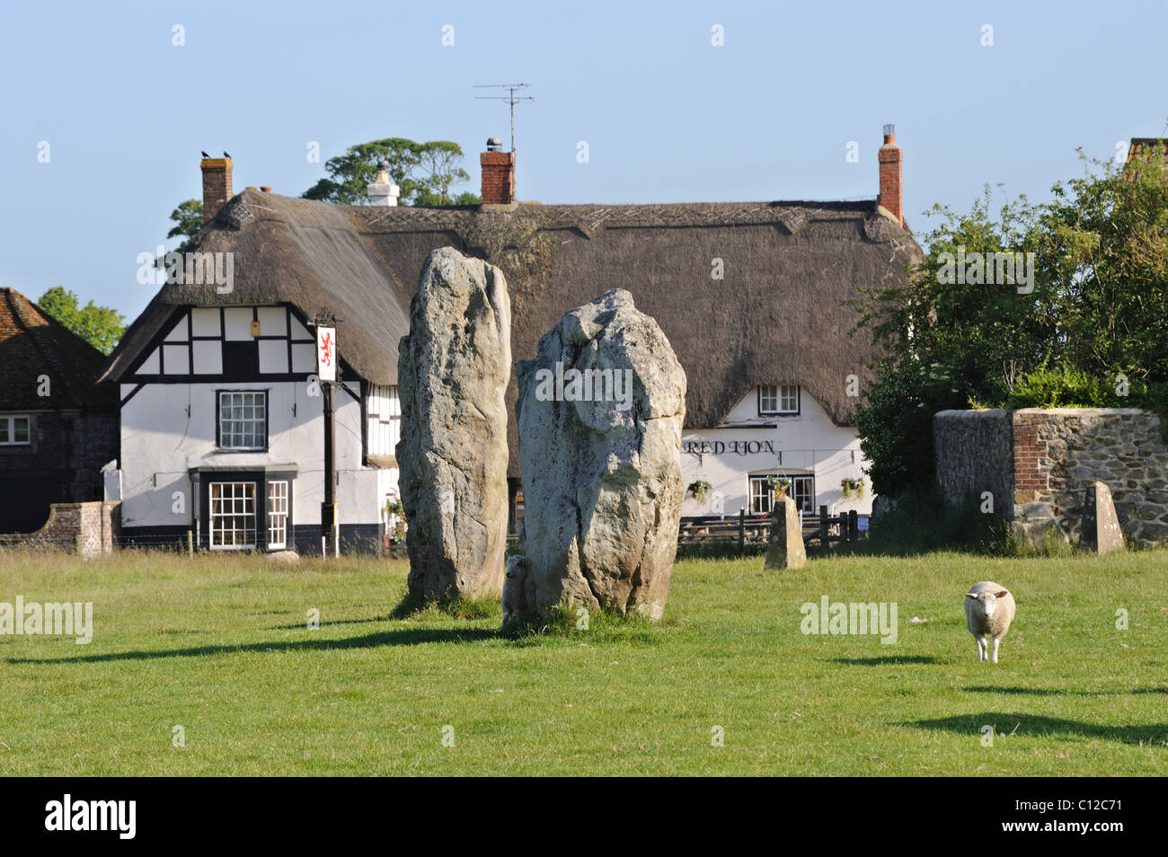 Red Lion pub, Avebury, Wiltshire, UK Stock Photo - Alamy