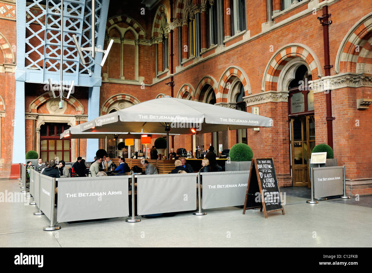 The Betjeman Arms St Pancras Station London England UK Stock Photo