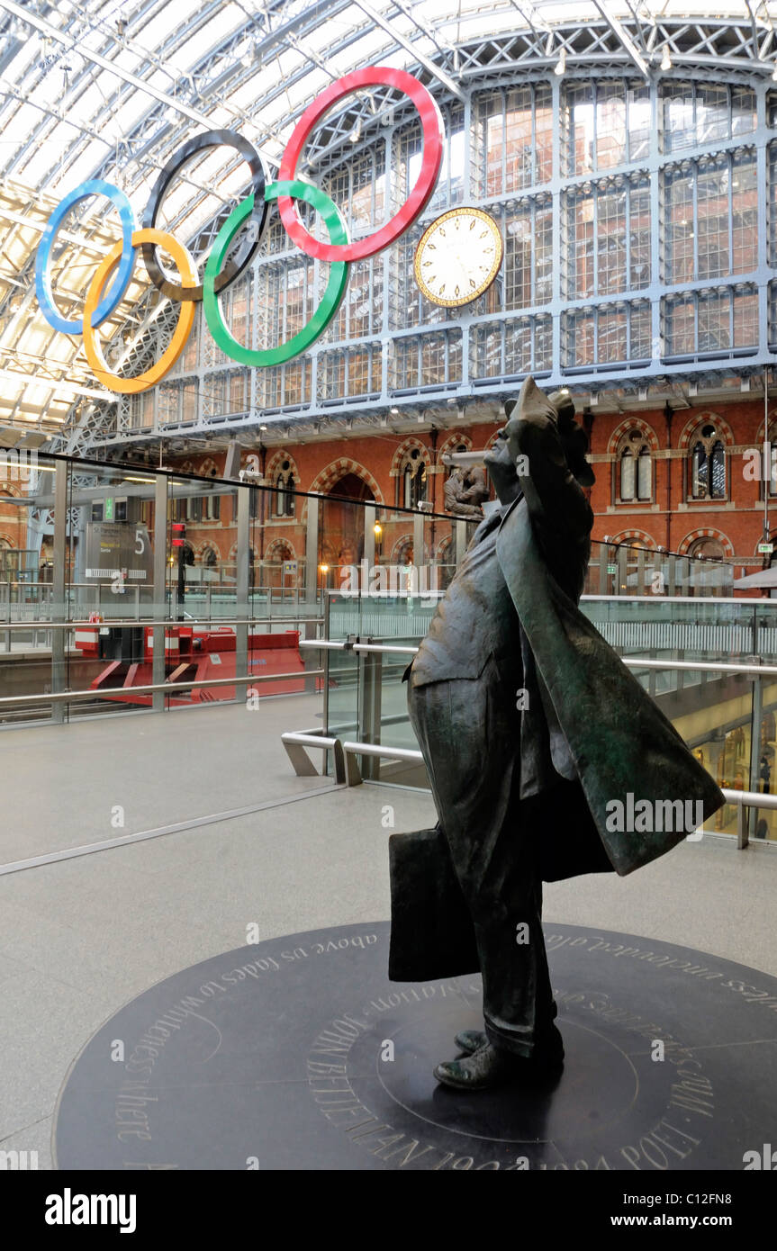 Statue of Sir John Betjeman in front of Olympic Rings St. Pancras Station London England UK Stock Photo