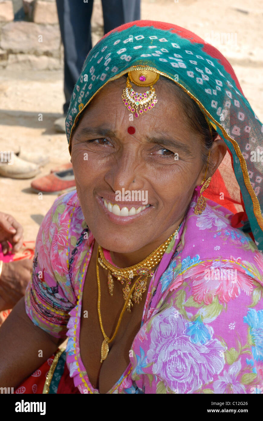 Close up portrait of Indian woman worker in Rajasthan desert wearing tradition dress Stock Photo