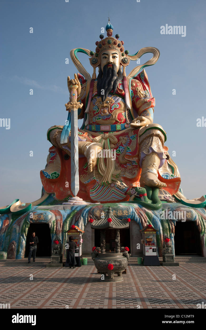 Statue of Taoist God Xuantianshangdi on Lotus Lake Stock Photo Alamy