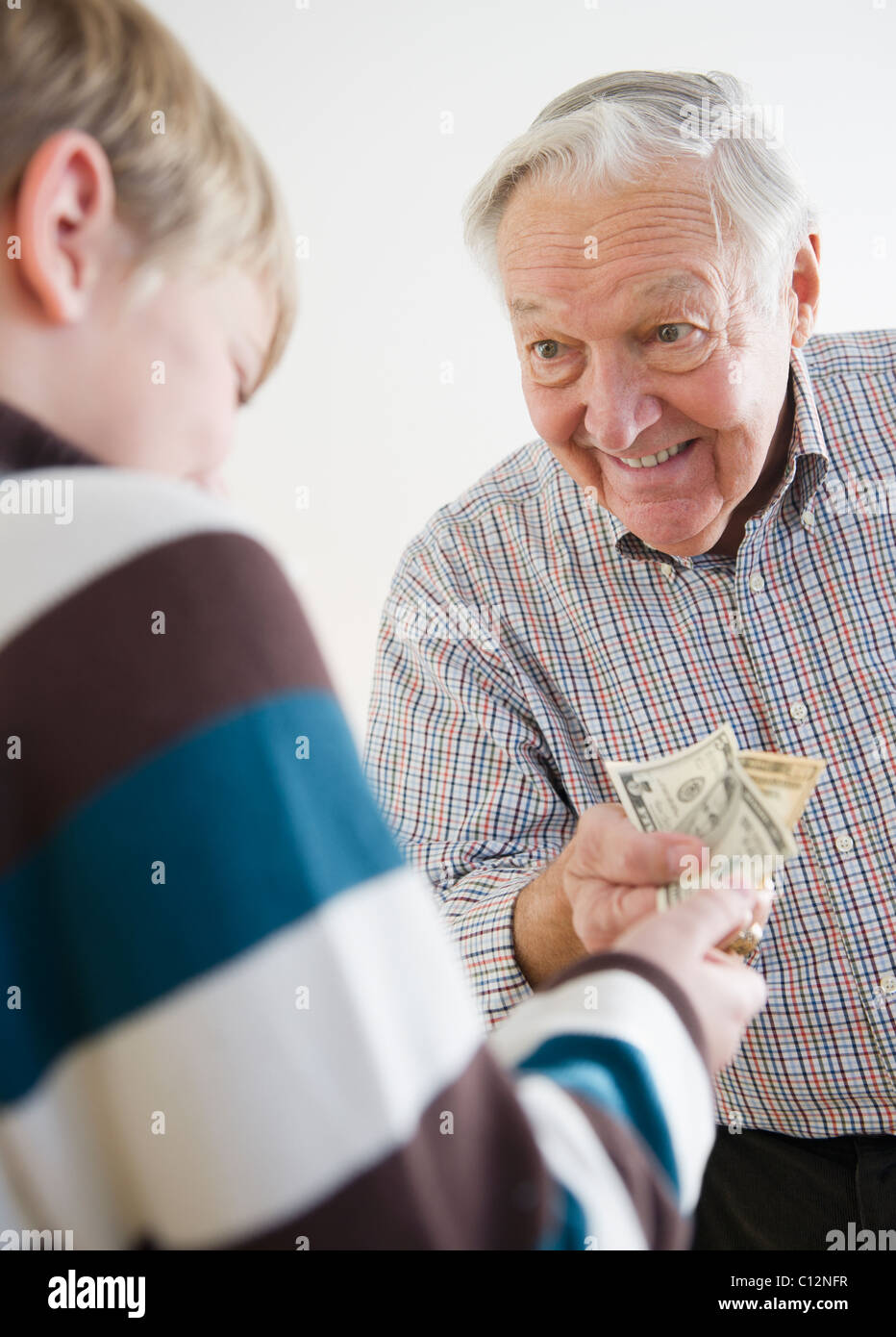 И запомни сынок друзья всегда придут к тебе на выручку. Дедушка с деньгами. Сорить деньгами. Человек с сигарой и деньгами. Пенсионерка с деньгами.