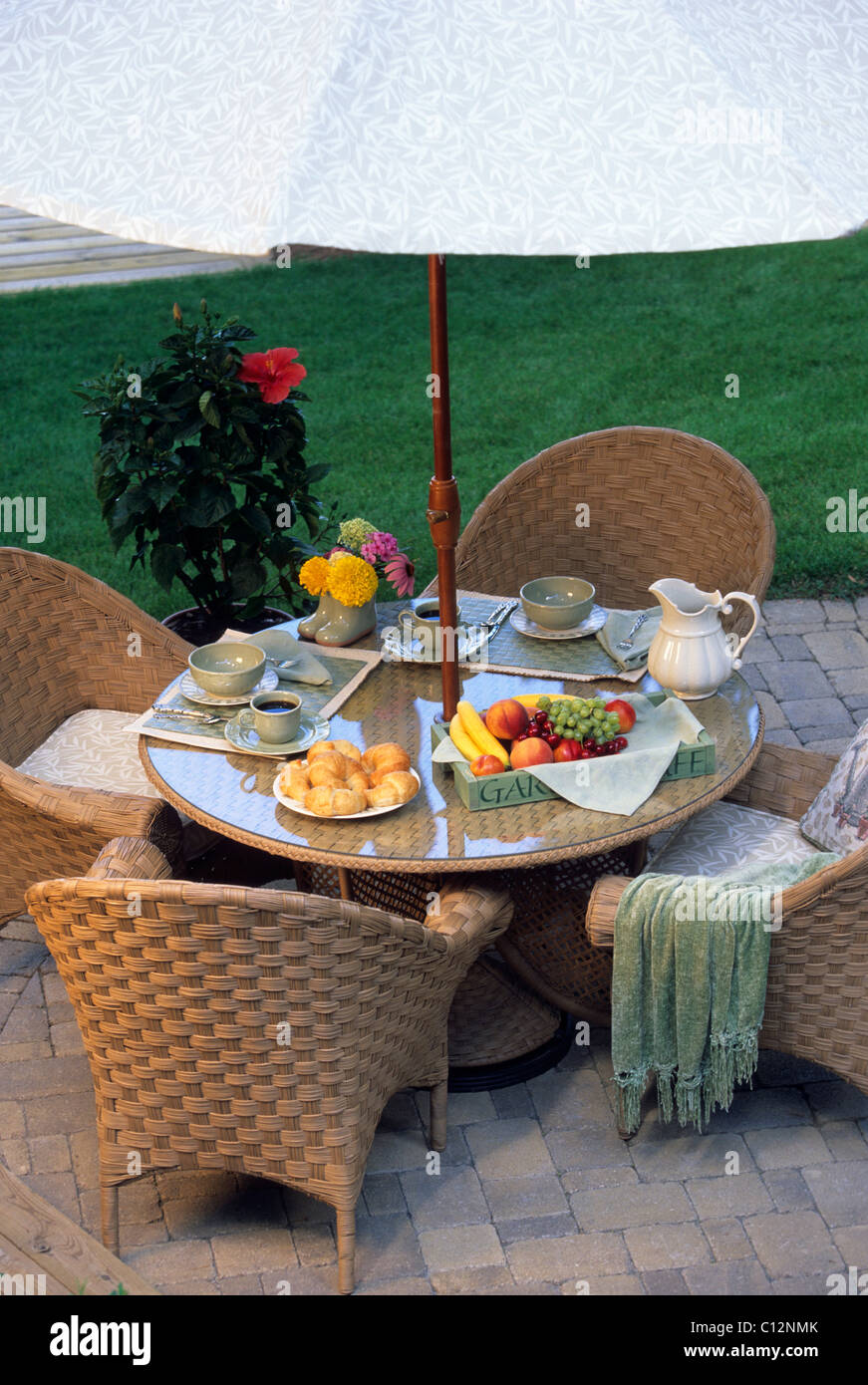 BREAKFAST ON THE PATIO OF AMERICAN HOME.  SUMMER. Stock Photo