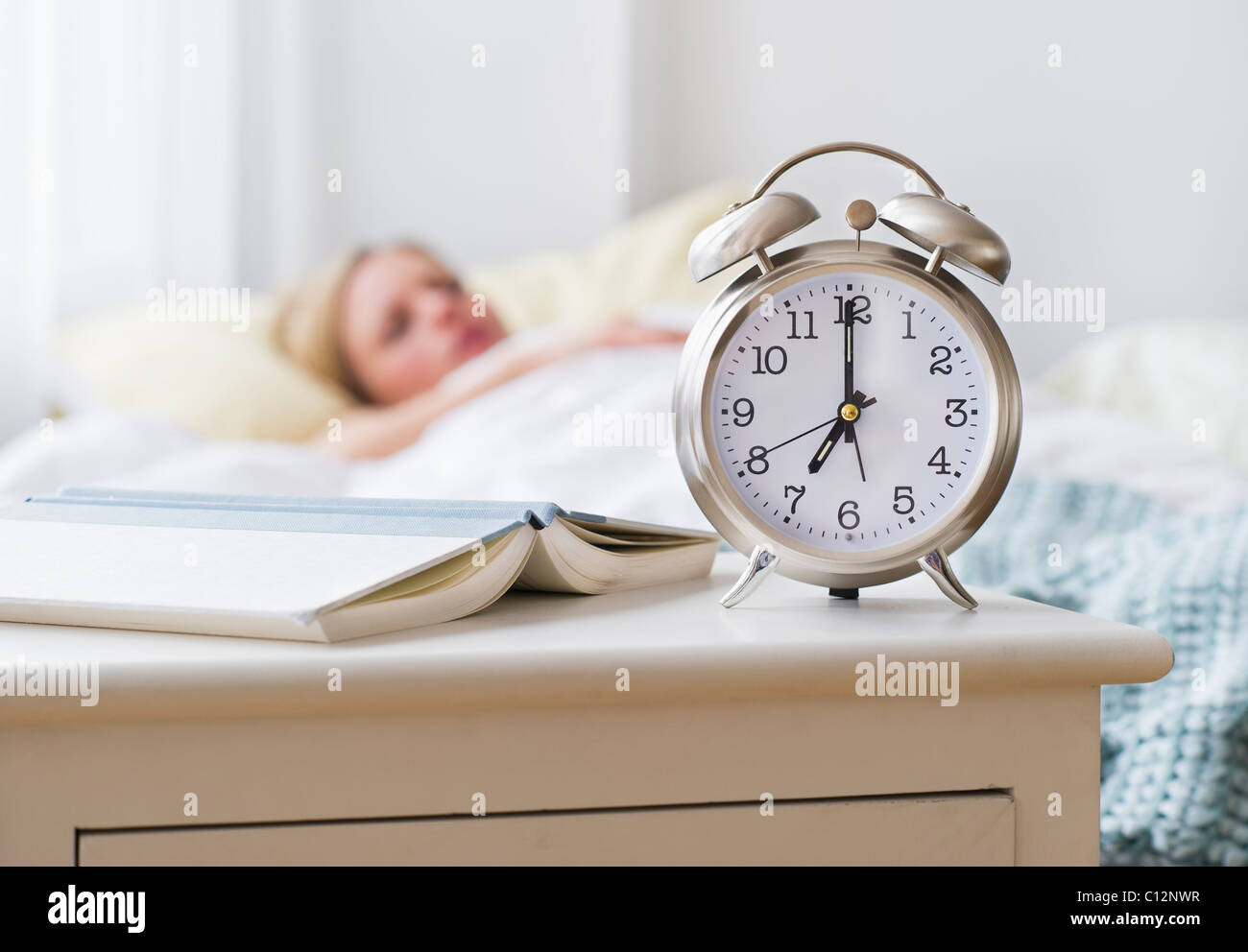 в поздний утренний час. будильник в постели. будильник на тумбочке утром. кровать с часами. часы на кровати зеленый.