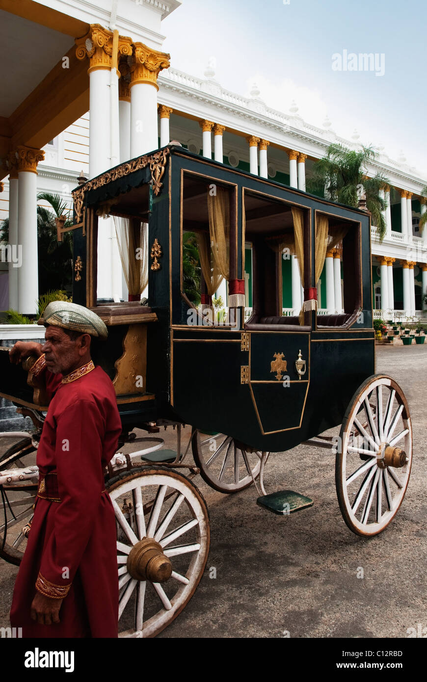 Horsedrawn carriage in front of a hotel, Lalitha Mahal, Mysore, Karnataka, India Stock Photo