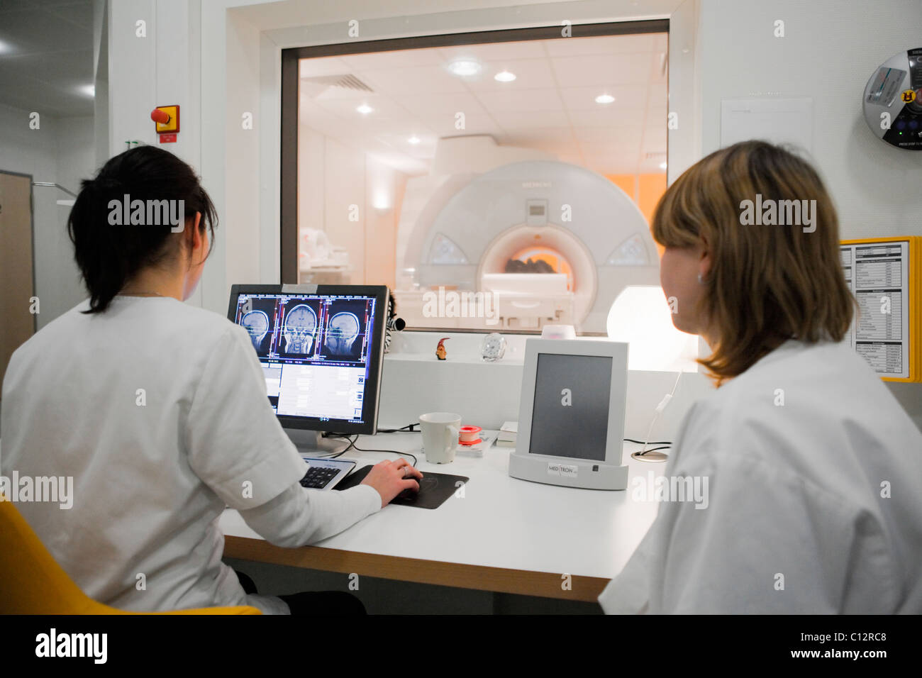 nusrses station radiology technicians monitoring MRI scan in progress Stock Photo Alamy